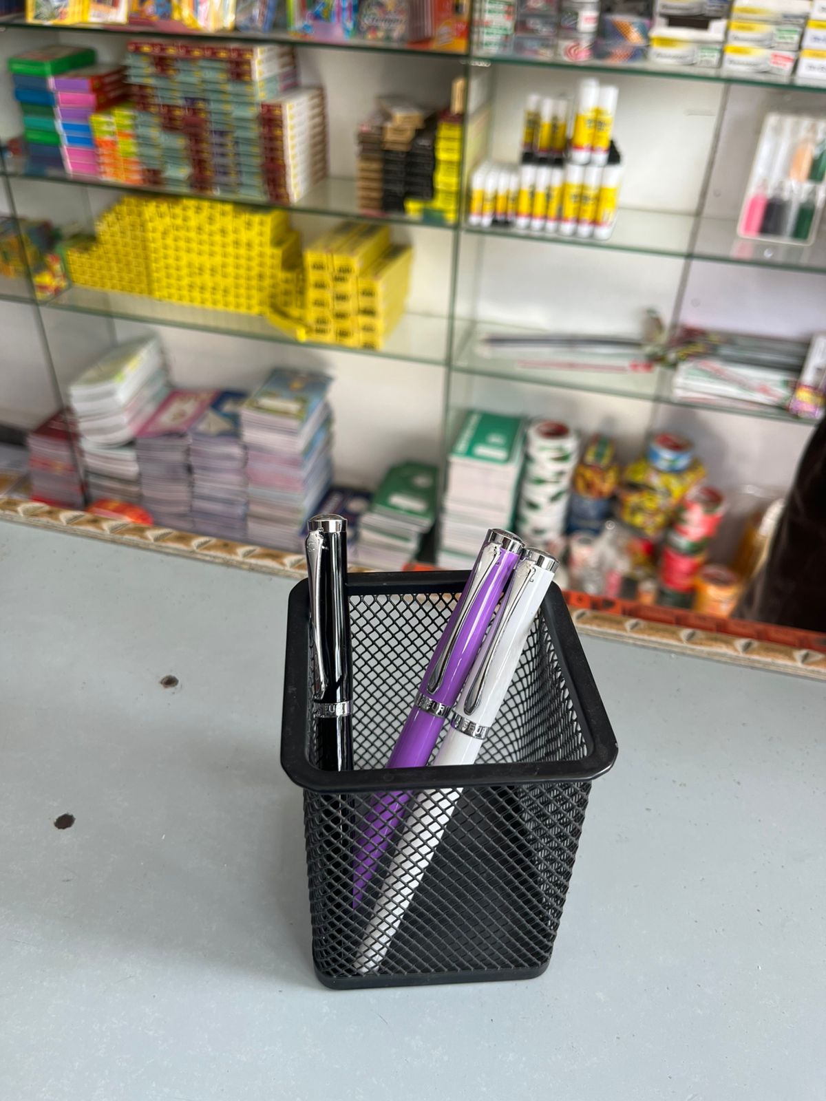 Sleek Metallic Fountain Pen with Silver Accents – Modern Executive Series